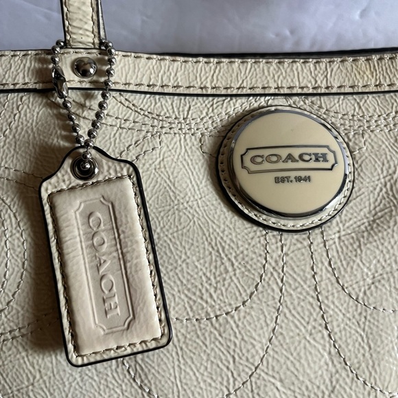 COACH Signature C patent leather tote - Picture 3 of 11